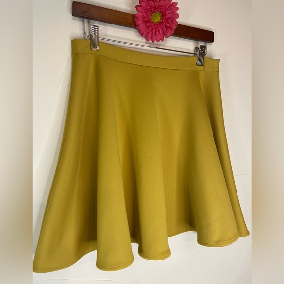 Bar lll~Fun Flaring Polyester/Spandex Skirt~Back Zipper~Waistband~Size M - Picture 4 of 8